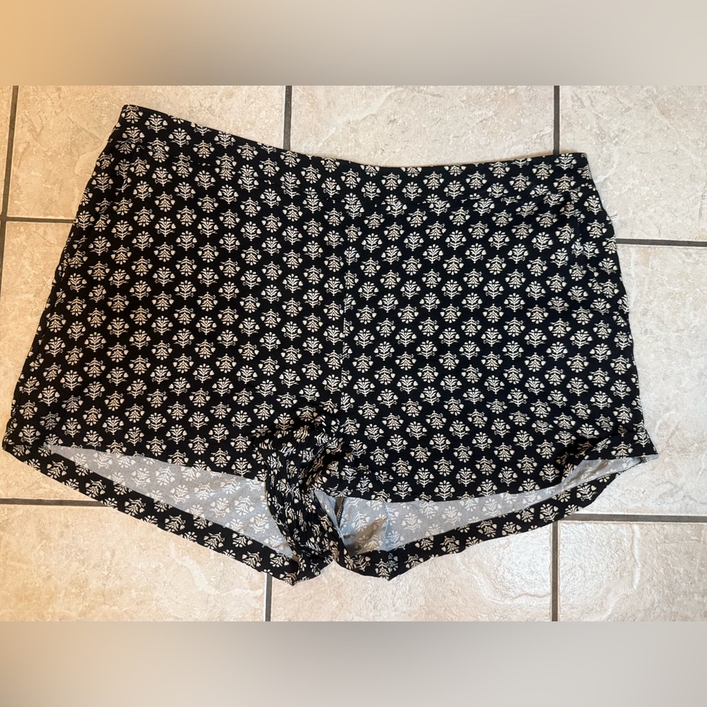 Old Navy Women’s Plus Size 2X Black Floral Print Casual Shorts